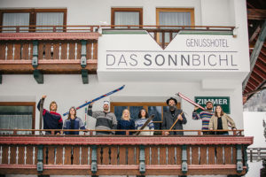 Hotelgäste auf dem Balkon vom Sonnbichl