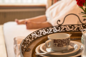 Nahaufnahme einer Kaffeetasse in der Pension