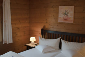Doppelbett in der Pension Steinbock