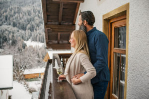 Pärchen auf dem Balkon der Pension