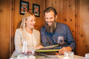 Paar-am-Tisch-mit-Speiserkarte