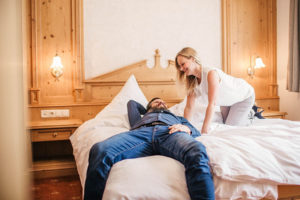Pärchen im Doppelbett der Pension