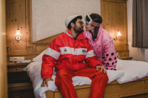 Pärchen küsst sich im Bett