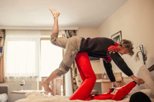 Pärchen genießt Zweisamkeit im Bett
