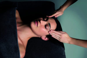 Schläfen-Massage im Beauty-Bereich