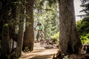 Mountainbiker auf der Downhill-Strecke
