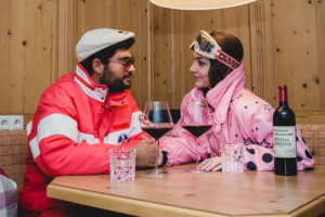 Pärchen in der Hotel-Stube