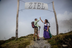 Zwei Wanderer erreichen ihr Ziel