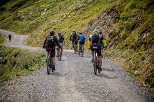 Mountainbike-Gruppe fährt einen Weg entlang