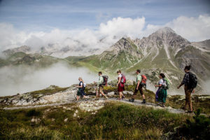 Wander-Gruppe auf dem Wanderweg