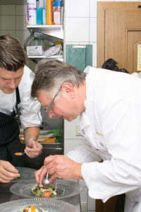 Koch des Restaurants beim Kochen