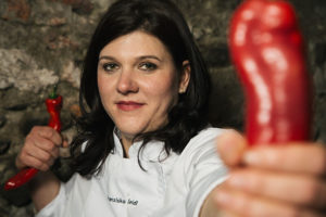 Koch des Restaurants beim Kochen