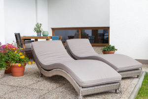 Terrasse des Hotels mit Liegen