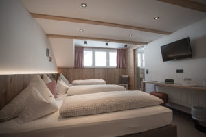 Doppelbett und Fernseher im Zimmer