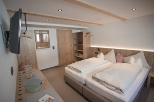 Zimmer mit Doppelbett im Hotel