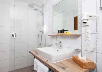 Bad mit Dusche und Waschbecken