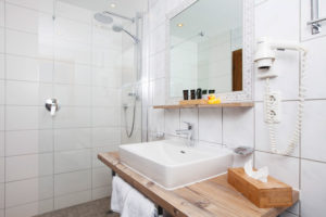 Waschbecken und Dusche