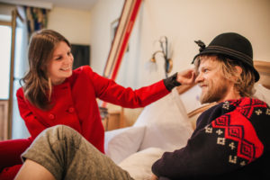 Pärchen genießt das Doppelzimmer Komfort