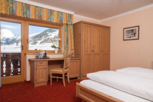 Doppelzimmer mit Holz