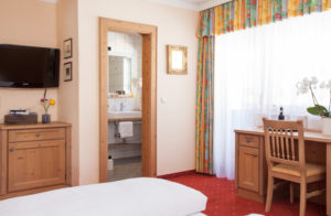 Doppelzimmer mit TV, Balkon