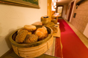 Frühstücksbrötchen im Brotkorb