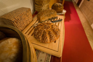 Frisches Körnerbrot auf Frühstücksbuffet