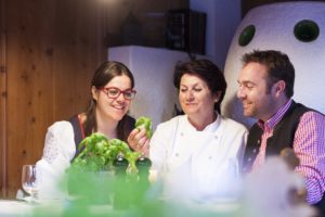 Familie Kometer Gastgeber vom Hotel die Arlbergerin in St Anton am Arlberg-min